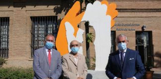 Málaga homenajea a sus profesionales con la escultura 'El Aplauso'