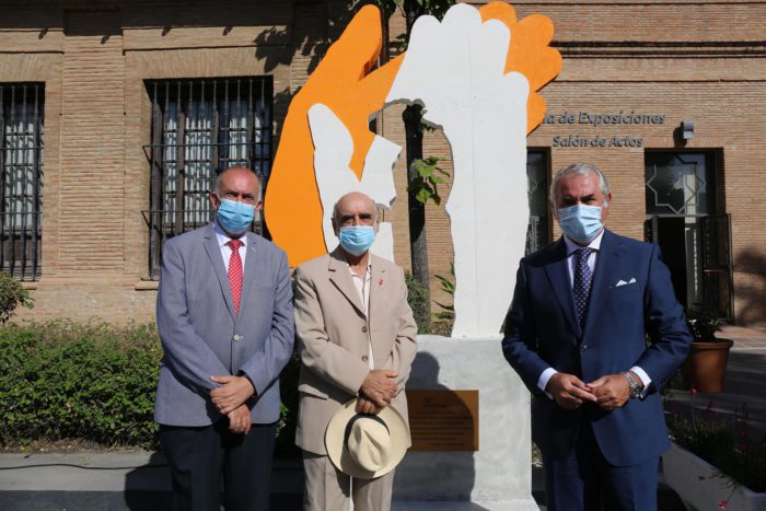 Málaga homenajea a sus profesionales con la escultura 'El Aplauso'