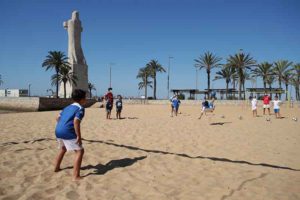 Más de 150 niños han pasado ya por el Campus de Fútbol Playa organizado por el Recreativo