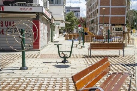 Sevilla instala drenajes sostenibles en parterres en la Avda Asociaciones de Vecinos