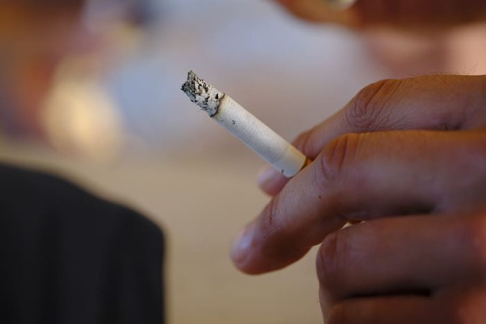 Andalucía regula desde hoy la prohibición de fumar y el cierre de locales