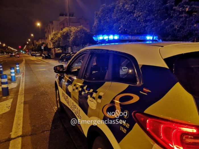 Detenidos tres jóvenes en Sevilla tras robar en una óptica y fugarse en un coche robado