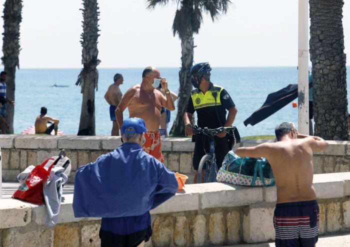 Dispositivo de la Policía Local en Málaga para recordar la suspensión de la Feria y evitar aglomeraciones