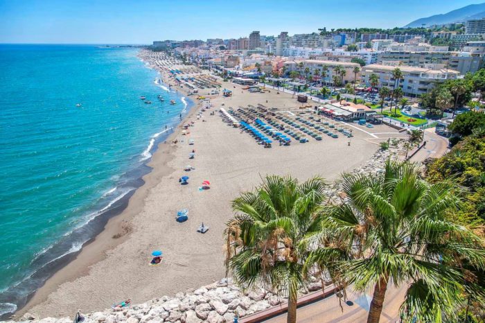 Investigan una aglomeración de jóvenes en una playa de Torremolinos