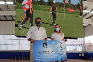 La golfista Laura Gómez formaliza el patrocinio con el Ayuntamiento de Marbella