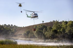 Más de 500 efectivos y 24 aeronaves desplegados para controlar el incendio de Almonaster la Real