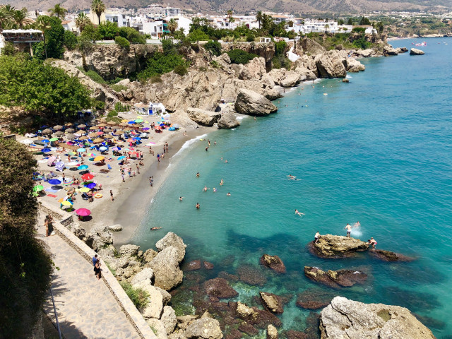 Nerja prohíbe la reserva de espacio en las playas para controlar mejor el aforo