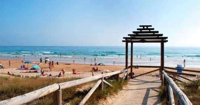 Prohibido el baño en El Palmar por la cuarentena de todos sus socorristas