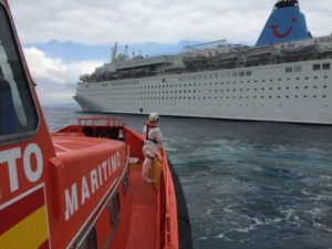 Rescatado del mar a un varón en una tabla de surf que llevaba tres días a la deriva tras caer de un crucero