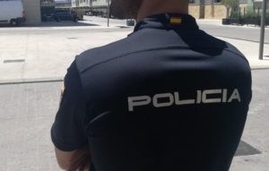 Un Policía libre de servicio salva la vida de un hombre que se estaba ahogando en una piscina en Málaga