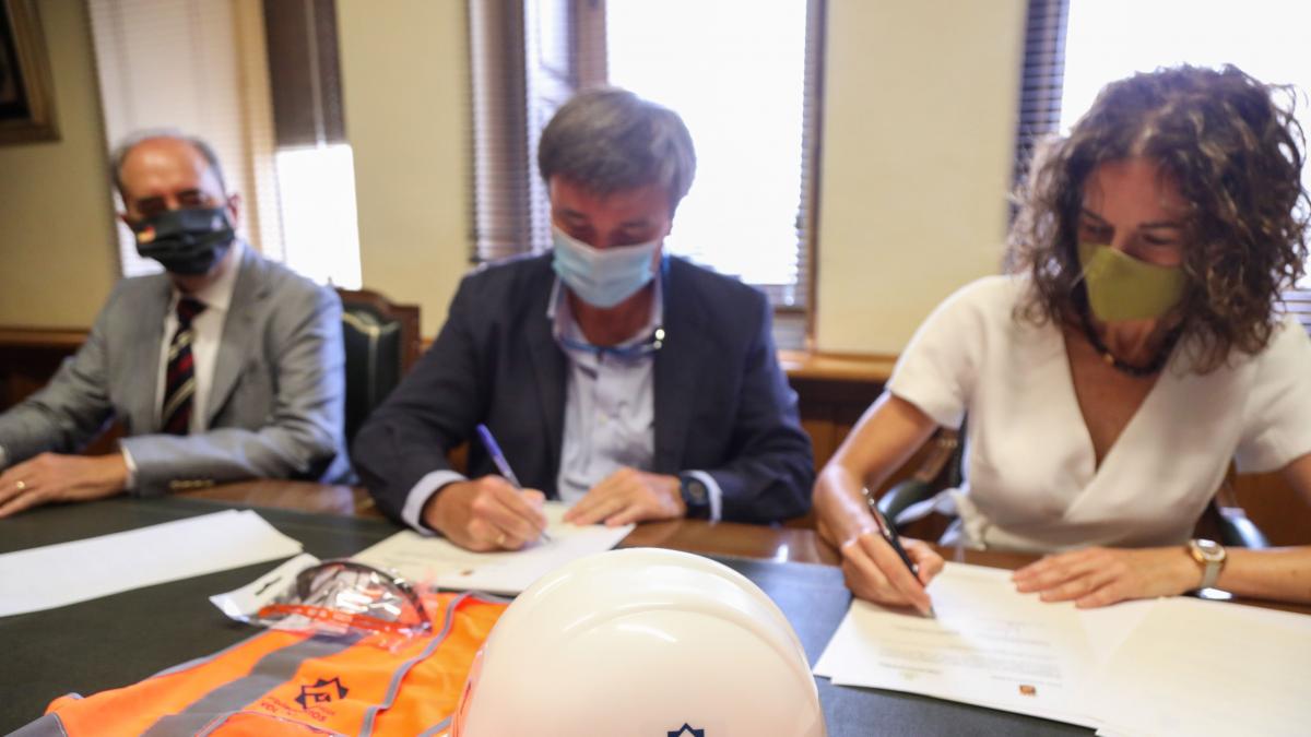 El concejal de Seguridad, Avelino de Barrionuevo, y la presidenta del COAAT, Leonor Muñoz Pastrana, durante la firma de un acuerdo - AYUNTAMIENTO DE MÁLAGA