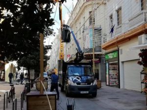 Operarios de Ximénez Group montan el espectáculo de luz y sonido navideño de Córdoba en 2019, en una imagen de archivo.