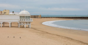 Cádiz activa la temporada media de playas en la ciudad