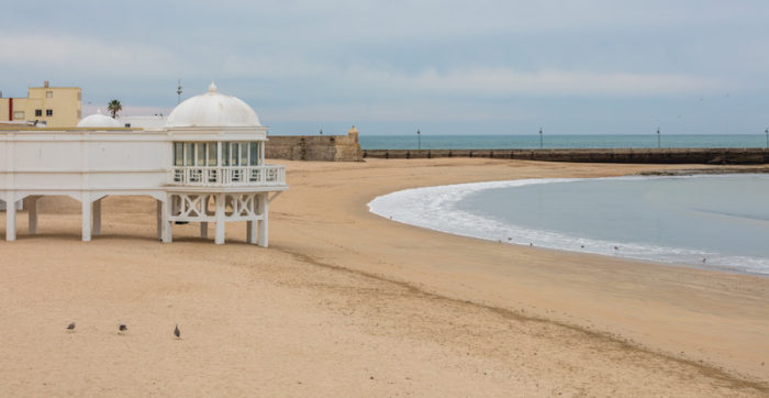 Cádiz activa la temporada media de playas en la ciudad