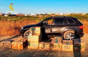 Detenidos tras embestir con un coche con droga un vehículo de la Guardia Civil en Algeciras