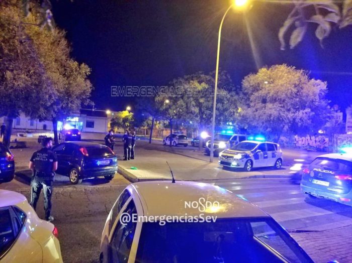 Disuelta una botellona con 300 personas junto al Mercado de las Candelarias en Sevilla