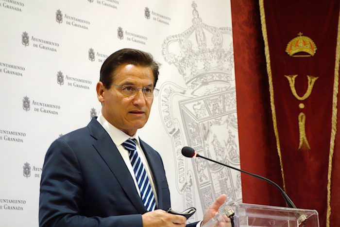 El alcalde de Granada seguirá trabajando "desde casa" tras dar positivo en Covid