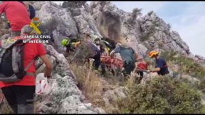 Evacúan al hospital a un senderista tras sufrir una caída en una zona escarpada en Carcabuey