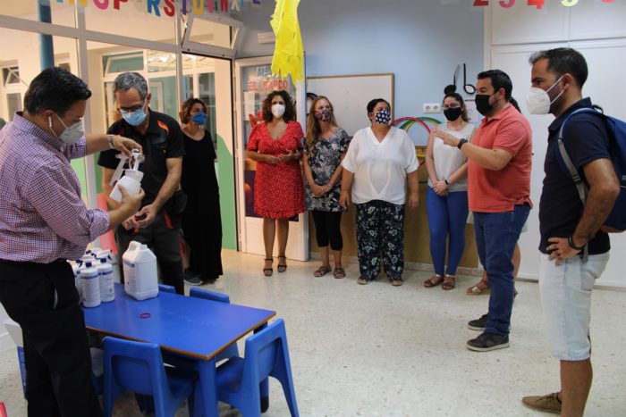 Gines entrega kits de desinfección a todas las escuelas infantiles de la localidad