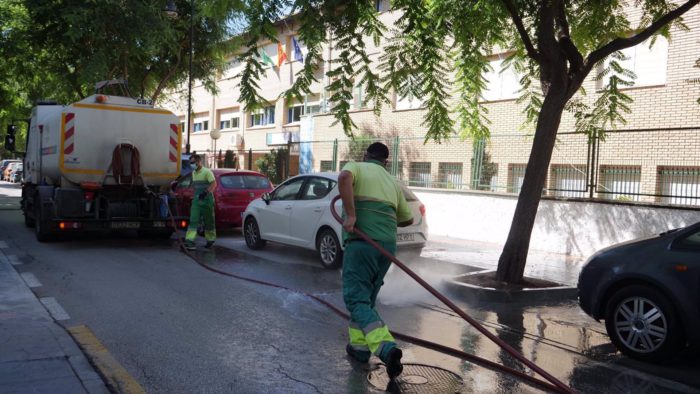 Mijas intensifica las labores de limpieza y desinfección en inmediaciones de centros escolares