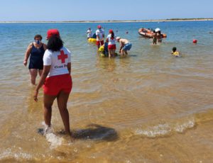 Más de 130 personas con discapacidad han podido bañarse en la playa con el Programa 'Un Baño sin Barreras'