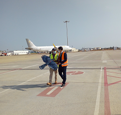 Prueban en el aeropuerto de Sevilla el uso drones con forma de halcón para controlar la fauna