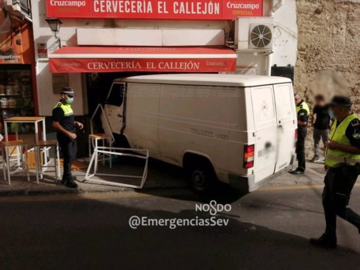 Un conductor pierde el control de una furgoneta de reparto y se empotra en una cervecería de Sevilla