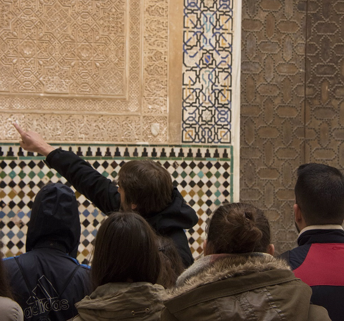 La Alhambra organiza visitas guiadas para acercar el monumento a las familias