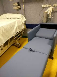 Donan 24 sillones para mejorar la estancia de los acompañantes de menores hospitalizados