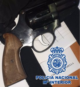 Dos detenidos por darse a la fuga y atentar contra los agentes al intentar atropellarlos