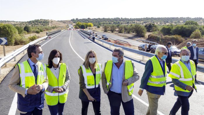 El nuevo puente sobre el río Frailes en Aznalcóllar incluirá un carril más de circulación