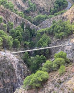 La Gran Senda inaugura su nuevo atractivo con un puente colgante de 50 metros