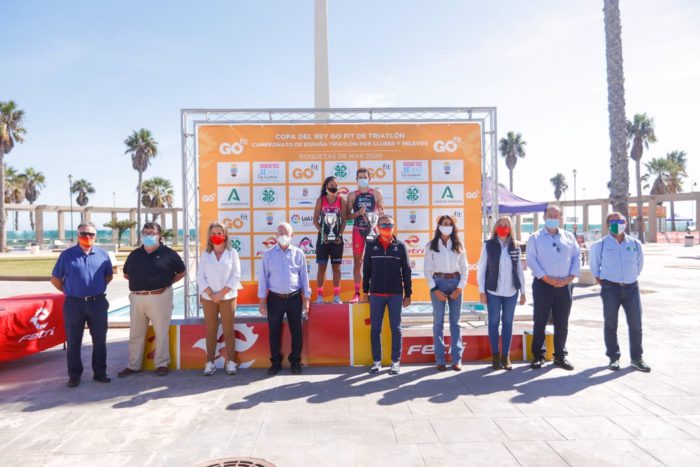 Las copas del Rey y la Reina de triatlón reúnen en Roquetas de Mar a 500 atletas