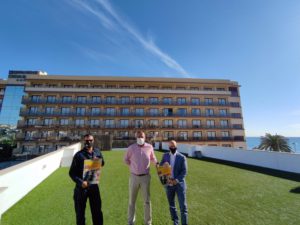 Los balcones de un hotel de Mijas convertidos en gradas de un concierto de rock