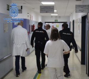 Un vigilante y un celador socorren a una mujer agredida por su pareja en el Hospital