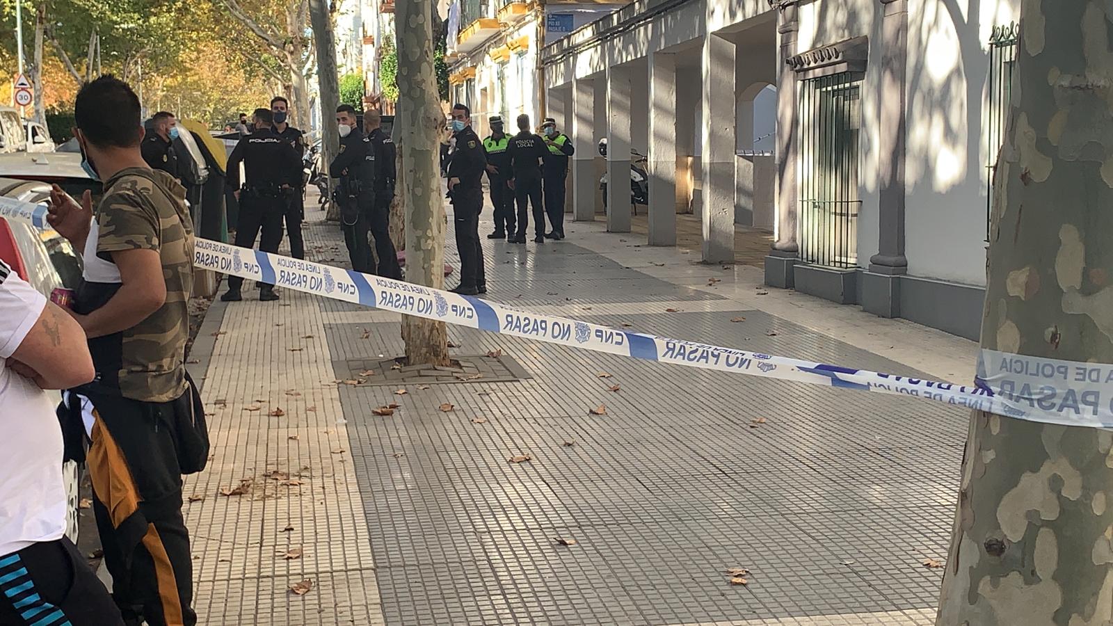 Agentes de la Policía Nacional y Local en el lugar de los hechos. / Foto: Desirée Rubiales.