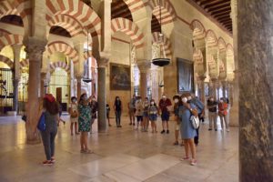 Un grupo de turistas en la Mezquita-Catedral. / Foto: Cabildo Catedral de Córdoba. / Europa Press.