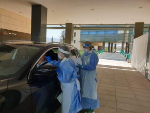 Toma de muestra en autocovid del Hospital Clínico de Granada. / Foto: Junta de Andalucía. / Europa Press.