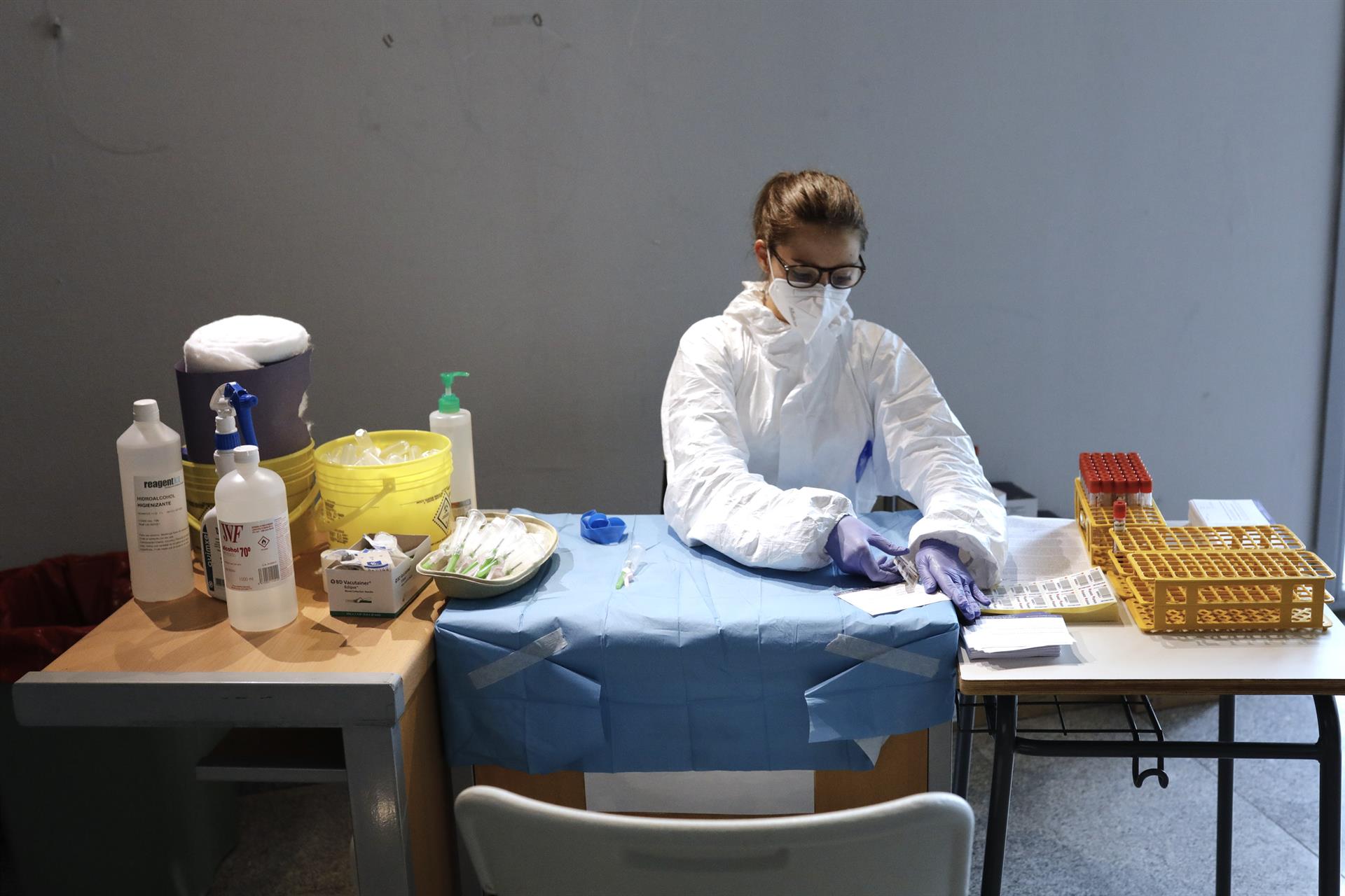 Una sanitaria se dispone a tomar muestras de sangre en el marco del estudio de seroprevalencia del COVID-19. / Foto: Archivo - Jesús Hellín. / Europa Press.