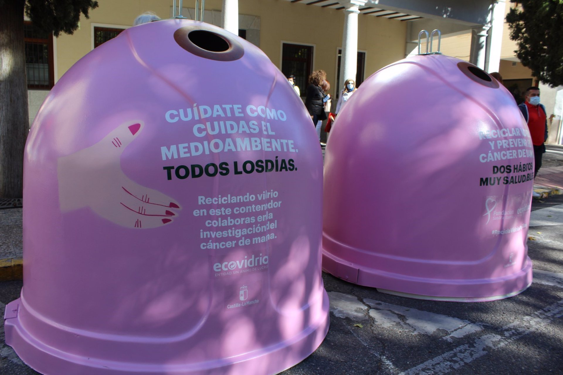 Contenedores de vidrio para concienciar sobre el cáncer de mama. / Foto: Ayuntamiento de Torrijos. / Europa Press.