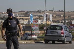 Un policía nacional en un control a la entrada del pueblo sevillano de Écija, en el primer día en el que la Junta de Andalucía resolvió, mediante un boletín oficial (BOJA) extraordinario, que la restricción durante diez días naturales de las entradas y salida. / Foto: María José López. / Europa Press.