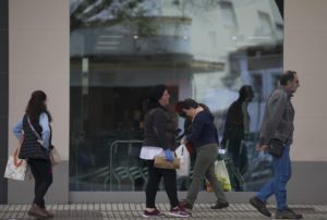 Algunas personas sin mascarilla guardan cola en un supermercado durante el día 34 del estado de alarma en el país por la crisis del coronavirus. / Foto: Archivo. / María José López. / Europa Press.