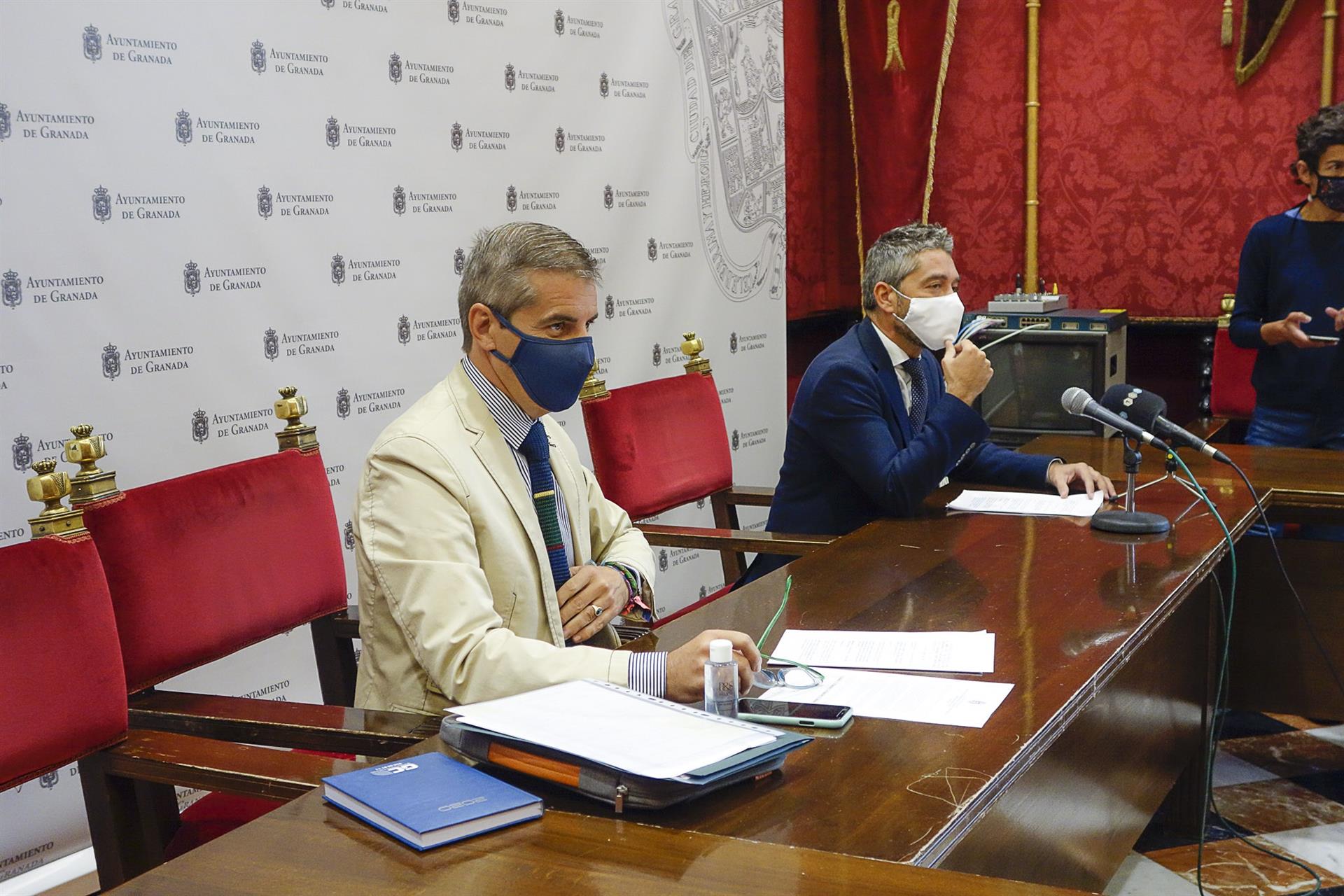 Los portavoces del equipo de gobierno de Granada, César Díaz y Manuel Olivares. / Foto: Archivo / Ayuntamiento de Granada. / Europa Press.