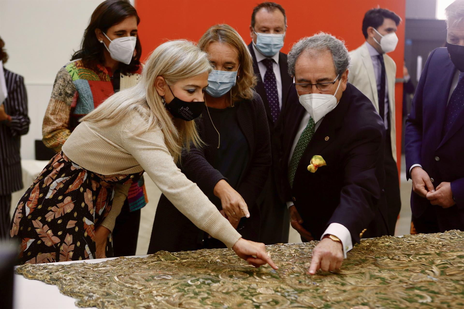 Del Pozo y Fernández Cabrero contemplan el manto de la Macarena en la sede del IAPH. / Foto: Junta de Andalucía. / Europa Press.