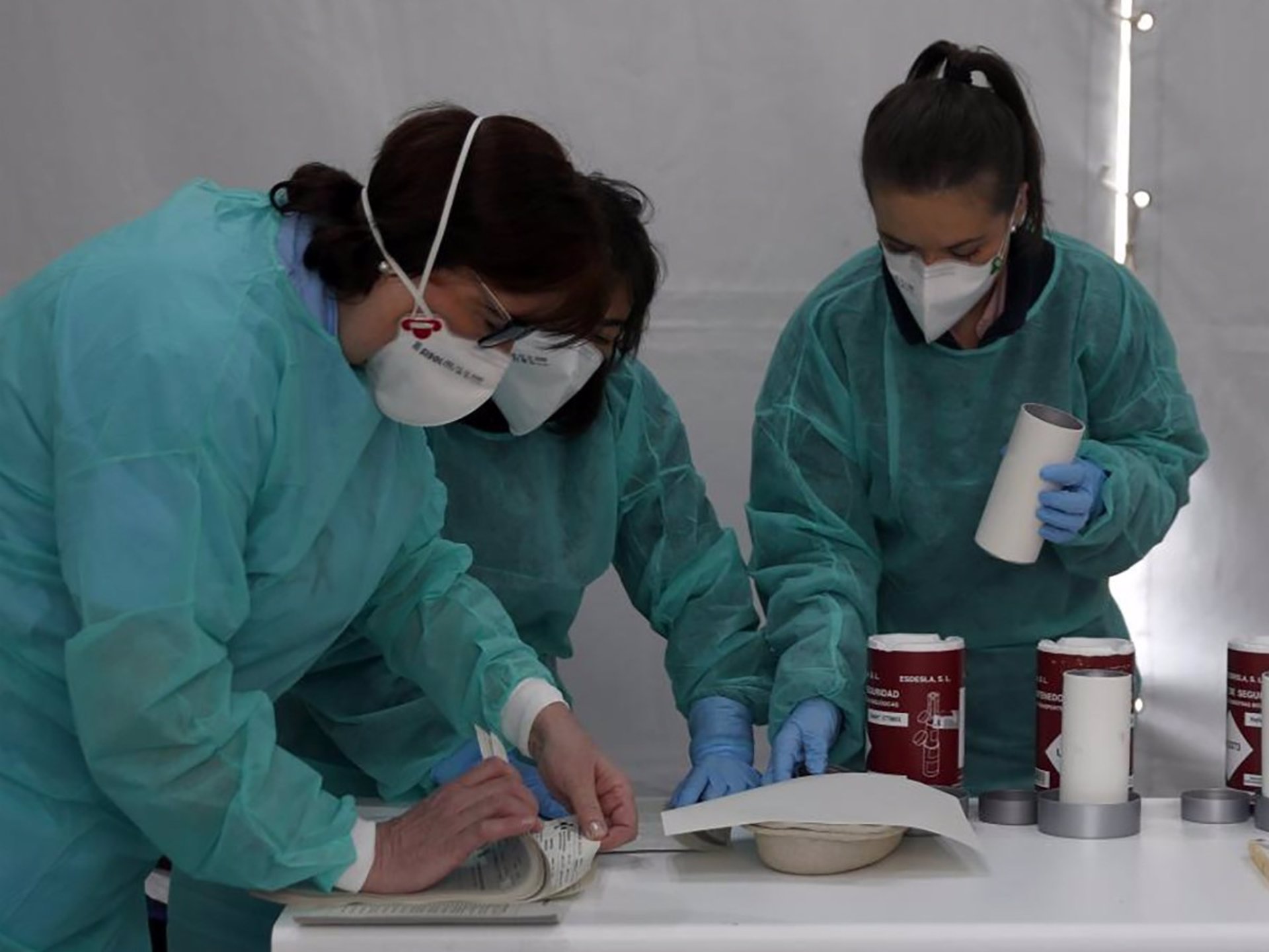 Imagen de archivo de unas enfermeras trabajando con mascarillas. / Foto: SATSE. / Europa Press.