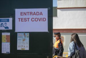 Cribado masivo de la detección del covid 19 en el municipio de Utrera, Sevilla. / Foto: María José López, / Europa Press.