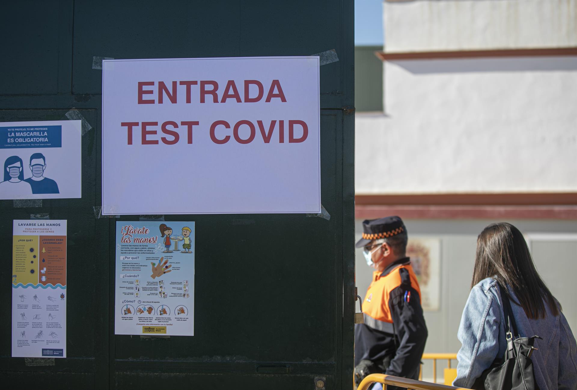 Cribado masivo de la detección del covid 19 en el municipio de Utrera, Sevilla. / Foto: María José López, / Europa Press.