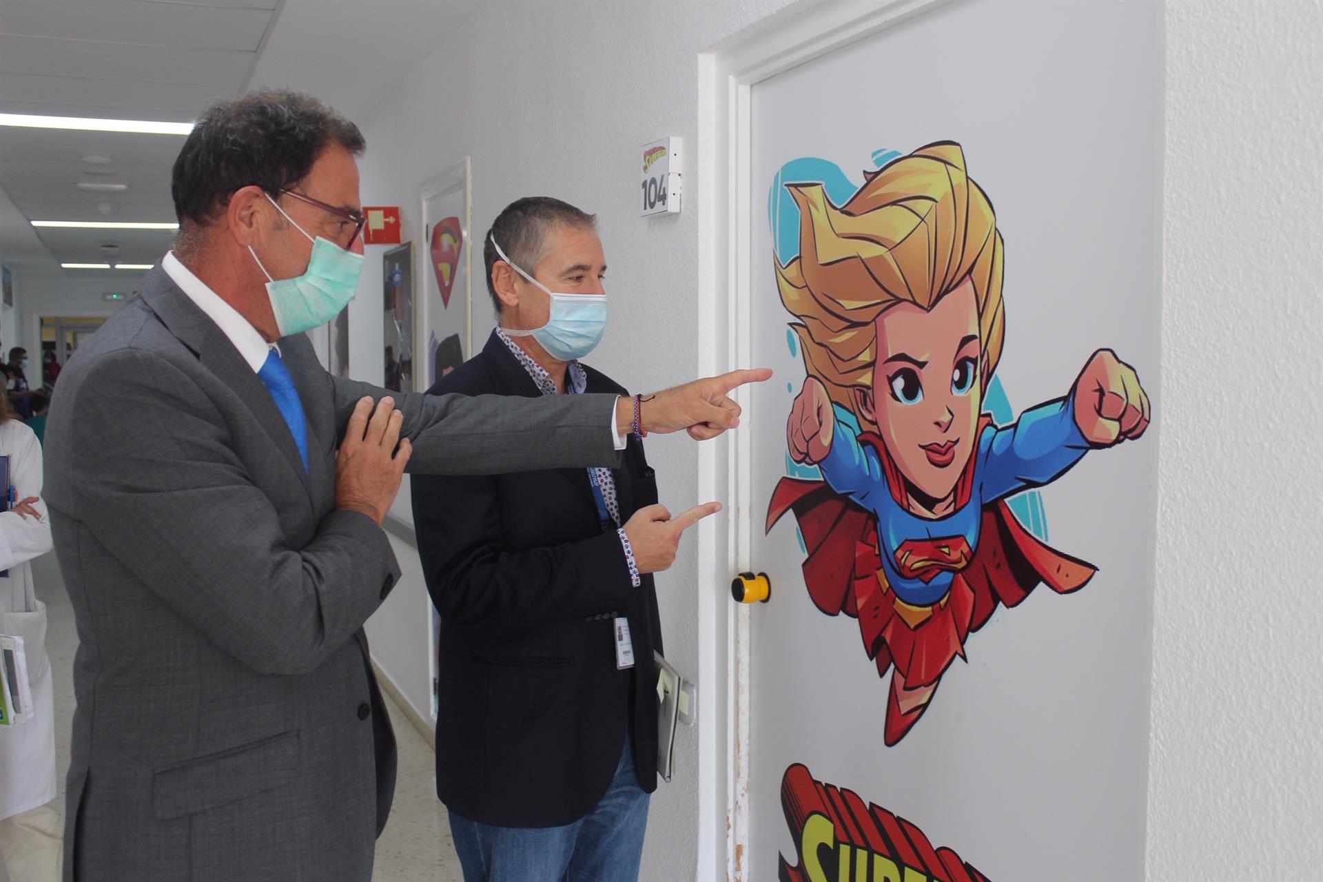 Nueva decoración con superhéroes de Marvel de la planta de Pediatría del Hospital de la Axarquía. / Foto: Delegación de la Junta en Málaga. / Europa Press.