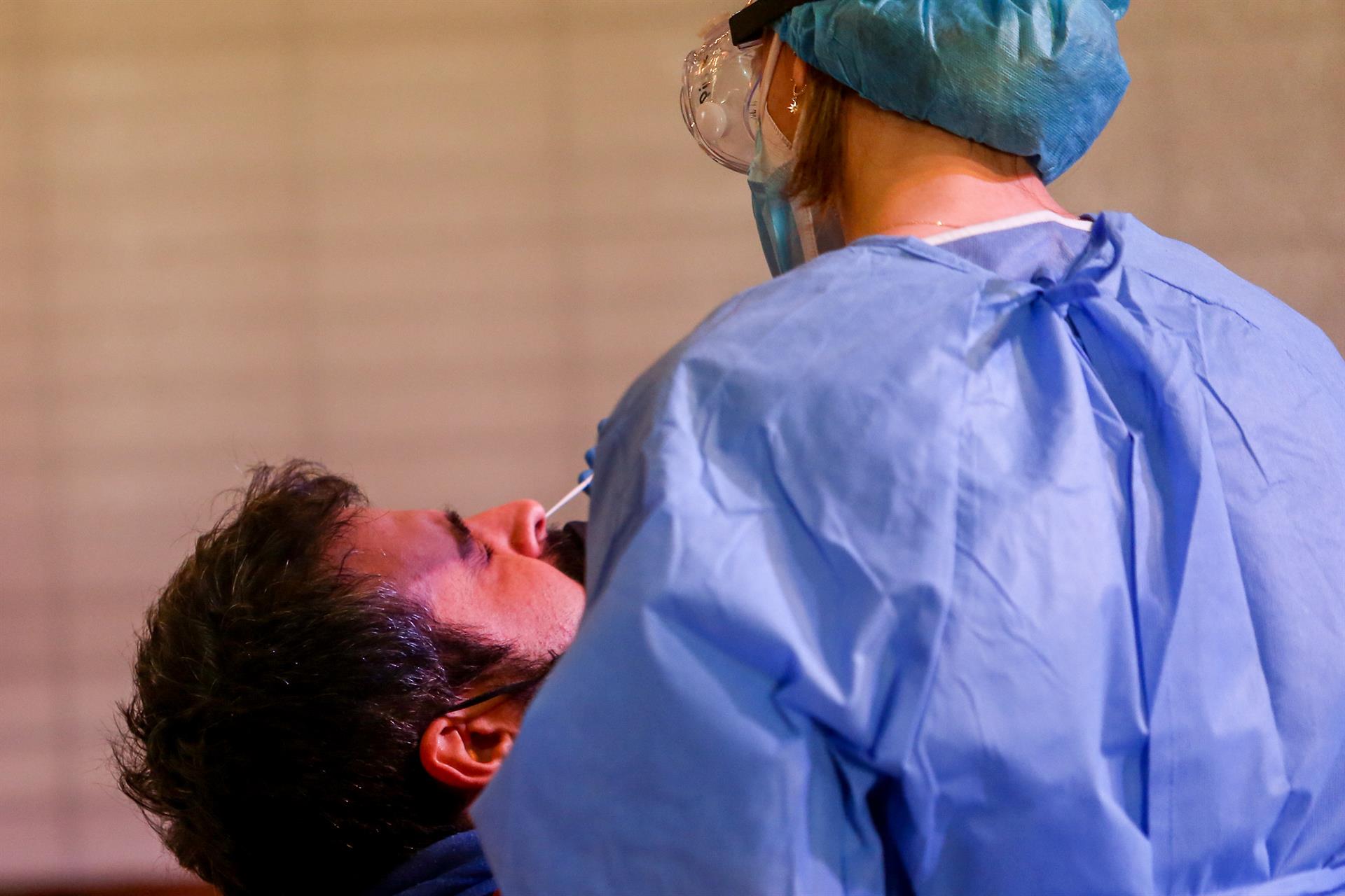 Una trabajadora sanitaria protegida realiza un test de antígenos. / Foto: Archivo / Ricardo Rubio / Europa Press.