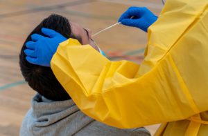 Sanitarios trabajando durante las pruebas de cribado de covid-19 con test de antígenos en el pabellón deportivo de 'El Paraguas'. / Foto: Eduardo Briones. / Europa Press.